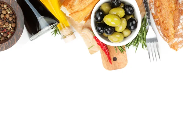 Aperitivo de comida italiana de azeitonas, pão e temperos — Fotografia de Stock