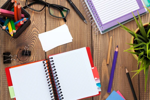 Mesa de escritório com bloco de notas em branco e suprimentos — Fotografia de Stock