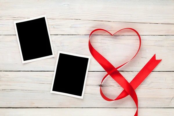 Valentines day hart gevormde rood lint en lege fotolijsten — Stockfoto