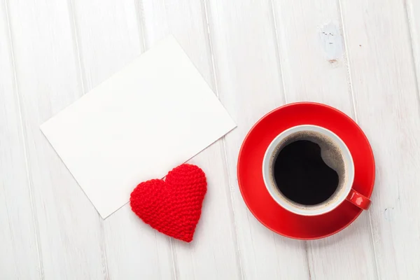 San Valentino biglietto di auguri vuoto, tazza di caffè e a forma di cuore — Foto Stock