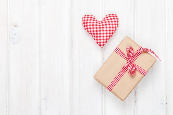 Dia dos namorados brinquedo coração e caixa de presente — Fotografia de Stock