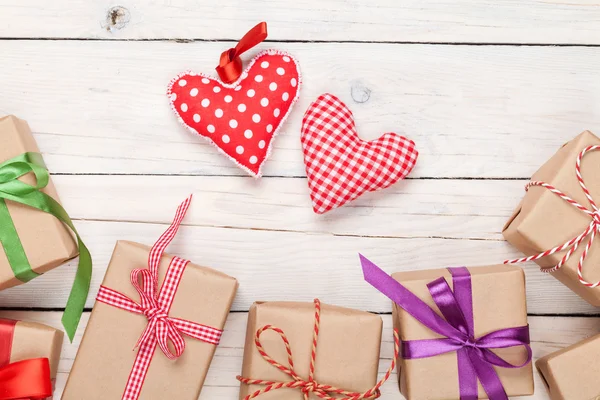 Sevgililer günü oyuncak kalpleri ve hediye kutuları — Stok fotoğraf