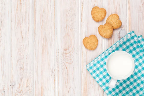Copo de leite e biscoitos em forma de coração — Fotografia de Stock