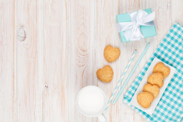 Kopje melk, hartvormige koekjes en doos van de gift — Stockfoto