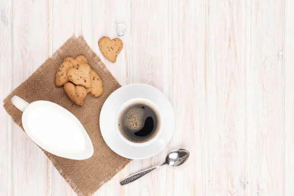 Taza de café, galletas de jengibre en forma de corazón y jarra de leche — Foto de Stock