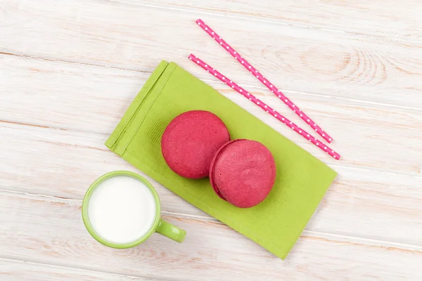 Macarons coloridos e xícara de leite — Fotografia de Stock