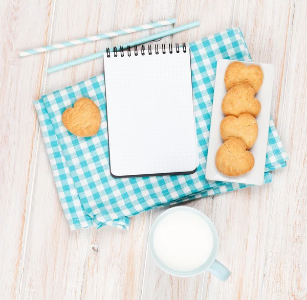 Fincan süt, kalp şeklinde kurabiye ve not defteri — Stok fotoğraf
