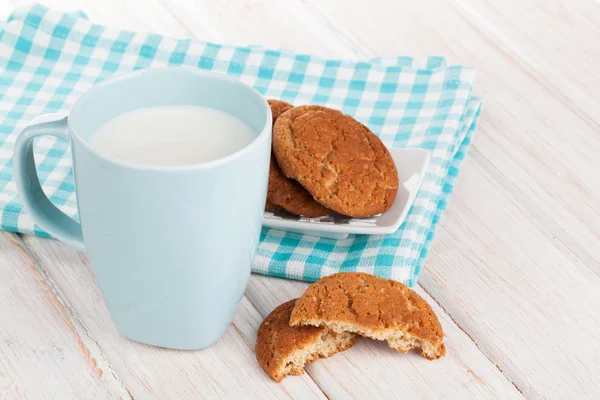 Cup of milk and gingerbread cookies — Stock Photo, Image