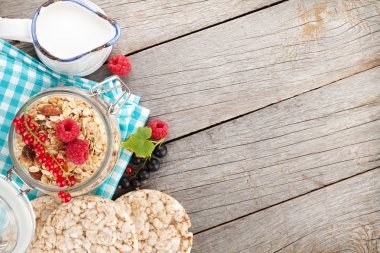 Müsli, çilek ve süt ile sağlıklı kahvaltı