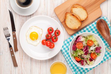 Sağlıklı kahvaltı kızarmış yumurta, tost ve salata ile
