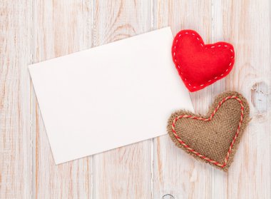 Fotoğraf çerçevesi veya tebrik kartı ve handmaded oyuncak Kalpler