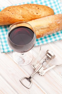 Kırmızı şarap, ekmek ve tirbuşon
