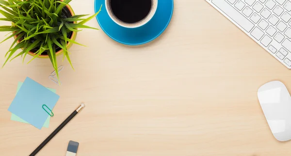 Ofis Masaları kahve fincanı, bilgisayar ve çiçek