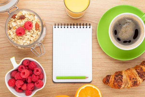 Healthy breakfast with muesli, berries and juice — Stock Photo, Image