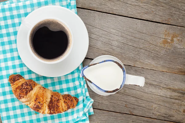 Taza de café, leche y croissant fresco —  Fotos de Stock