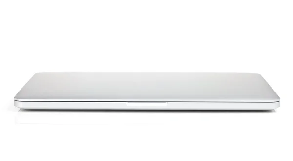 Laptop fechado no fundo branco — Fotografia de Stock