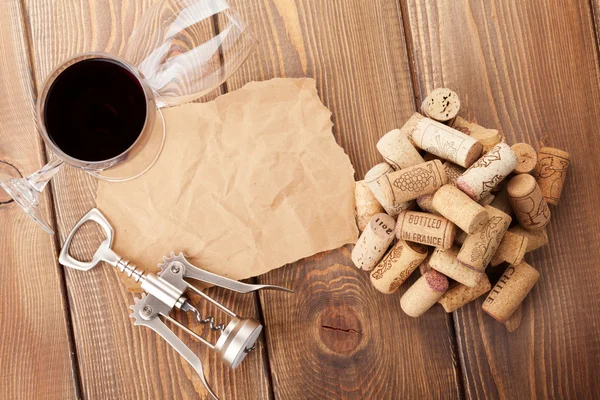 Copos de vinho, rolhas, saca-rolhas e papel — Fotografia de Stock