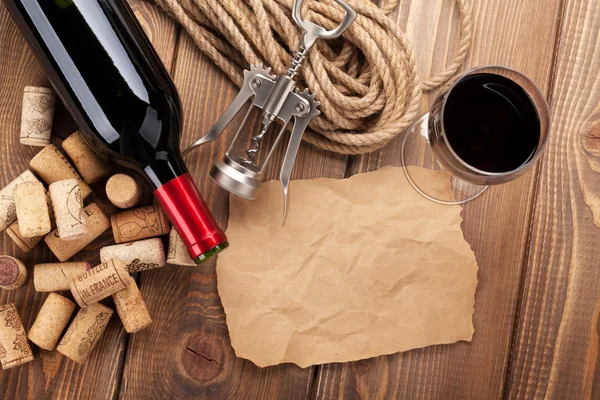 Kırmızı şarap, mantarlar, tirbuşon ve kağıt parçası — Stok fotoğraf