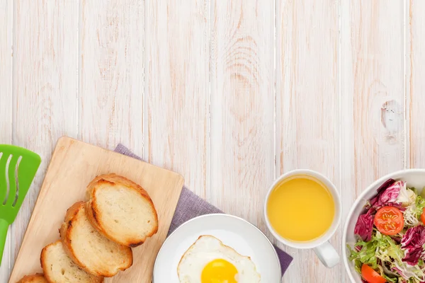 Healthy breakfast with fried egg, toasts and salad — Stock Photo, Image