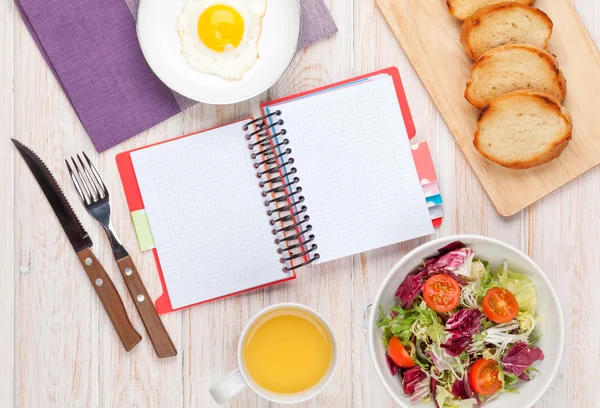 Healthy breakfast with fried egg, toasts and salad — Stock Photo, Image