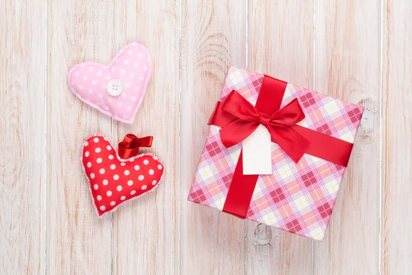 Valentines day handmaded toy hearts and gift box — Stock Photo, Image