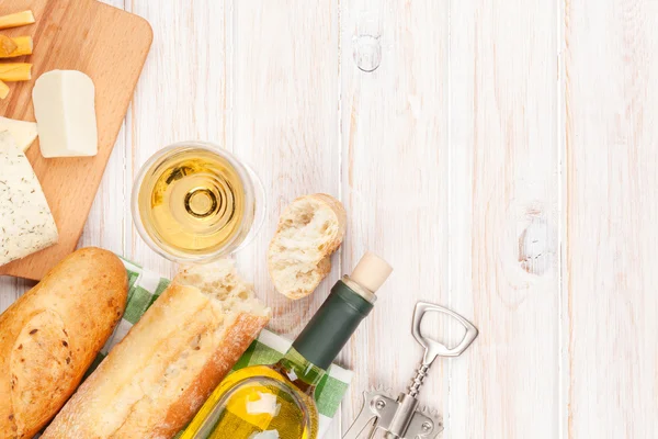 Beyaz şarap, peynir ve ekmek — Stok fotoğraf