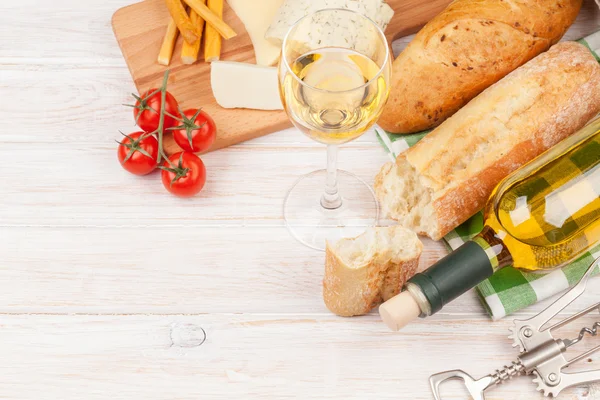 Vino bianco, formaggio e pane — Foto Stock