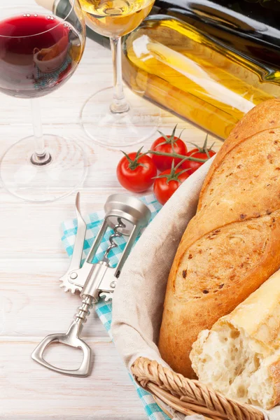 Copas de vino blanco y tinto, tomates y pan —  Fotos de Stock