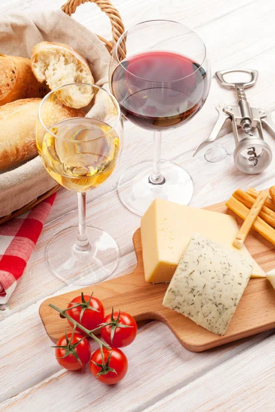 Beyaz ve kırmızı şarap, gözlük, peynir ve ekmek — Stok fotoğraf