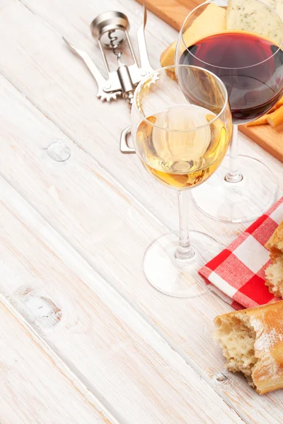 White and red wine glasses, cheese and bread — Stock Photo, Image