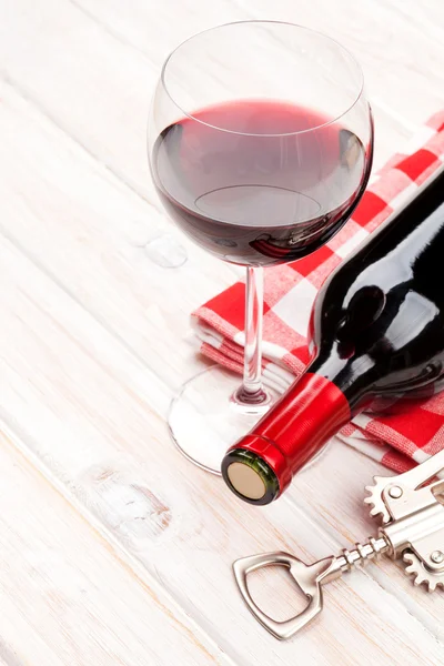 Botella de vino tinto, vidrio y sacacorchos — Foto de Stock