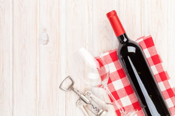 Бутылка красного вина, стакан и штопор — стоковое фото