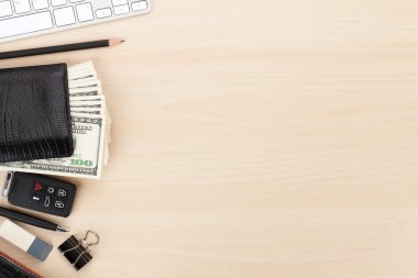 Ofis masaları ile pc, sarf malzemeleri ve para nakit