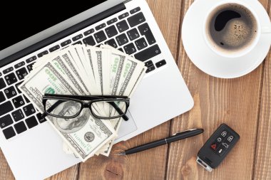 Ofis masaları ile pc, kahve fincanı, gözlük ve para nakit