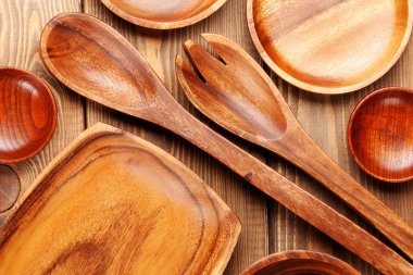 Ahşap masa üzerinde ahşap mutfak gereçleri