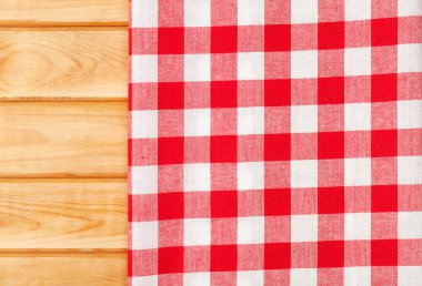 Ahşap mutfak masasının üzerinde kırmızı havlu