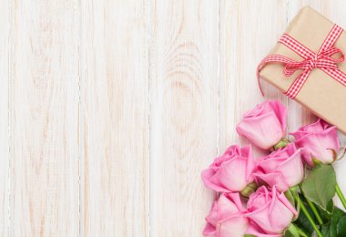Sevgiliye arka plan pembe Gül ve hediye kutusu