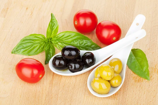 Olive, pomodori e basilico — Foto Stock