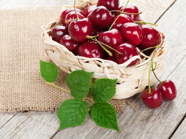 Reife Kirschen auf Holztisch — Stockfoto