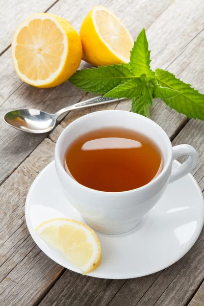Zelený čaj s citronem a mátou na dřevěný stůl — Stock fotografie
