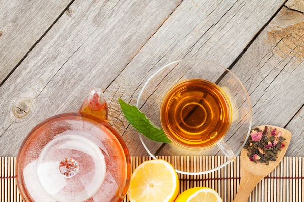 Green tea with lemon and mint on wooden table — Stock Photo, Image