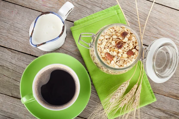 Desayuno saludable con muesli, leche y taza de café — Foto de Stock