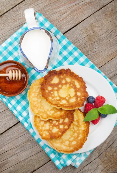 Panqueques con frambuesa, arándanos, leche y miel — Foto de Stock