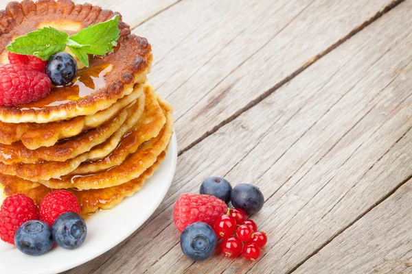 Pancakes with raspberry, blueberry, mint and honey syrup — Stock Photo, Image