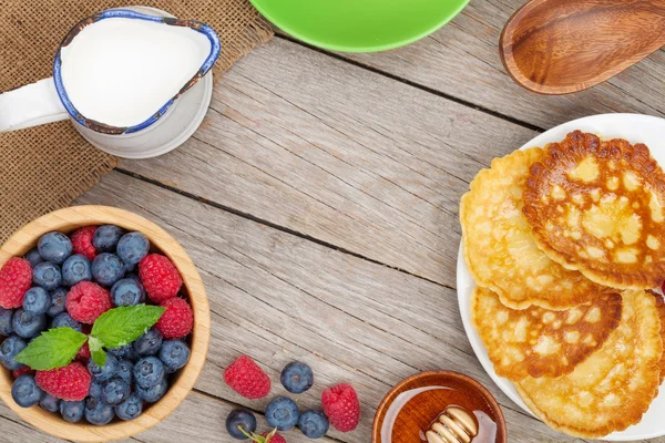 ラズベリー、ブルーベリー、ミント、蜂蜜のシロップのパンケーキ — ストック写真