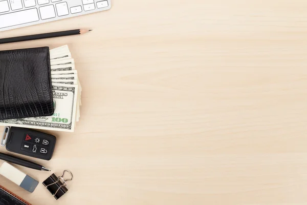Pc、物資とお金の現金でのオフィスのテーブル — ストック写真