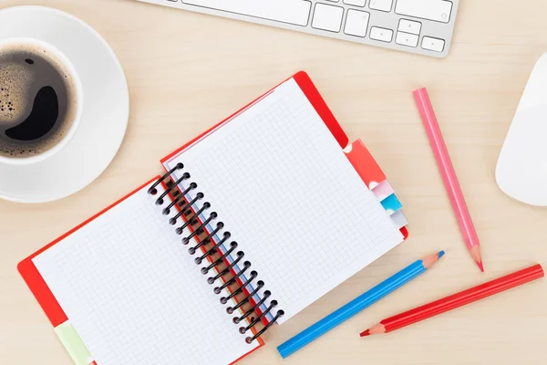 Bürotisch mit Computer, Zubehör und Kaffeetasse — Stockfoto