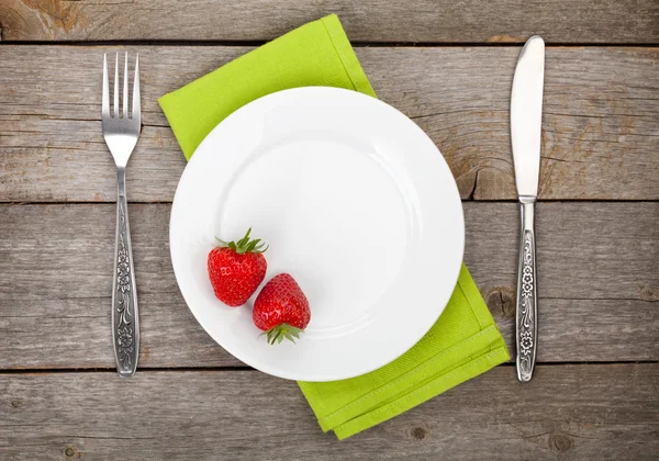 Plate with ripe strawberries and silverware — Stock Photo, Image