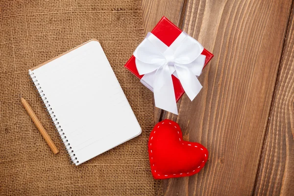 Blank notepad and vintage handmaded toy heart — Stock Photo, Image