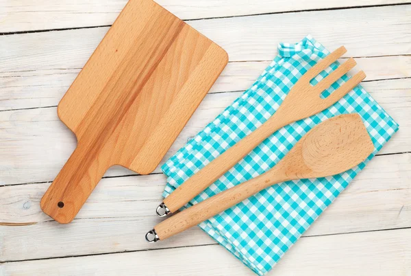 Utensílios de cozinha sobre fundo mesa de madeira branca — Fotografia de Stock